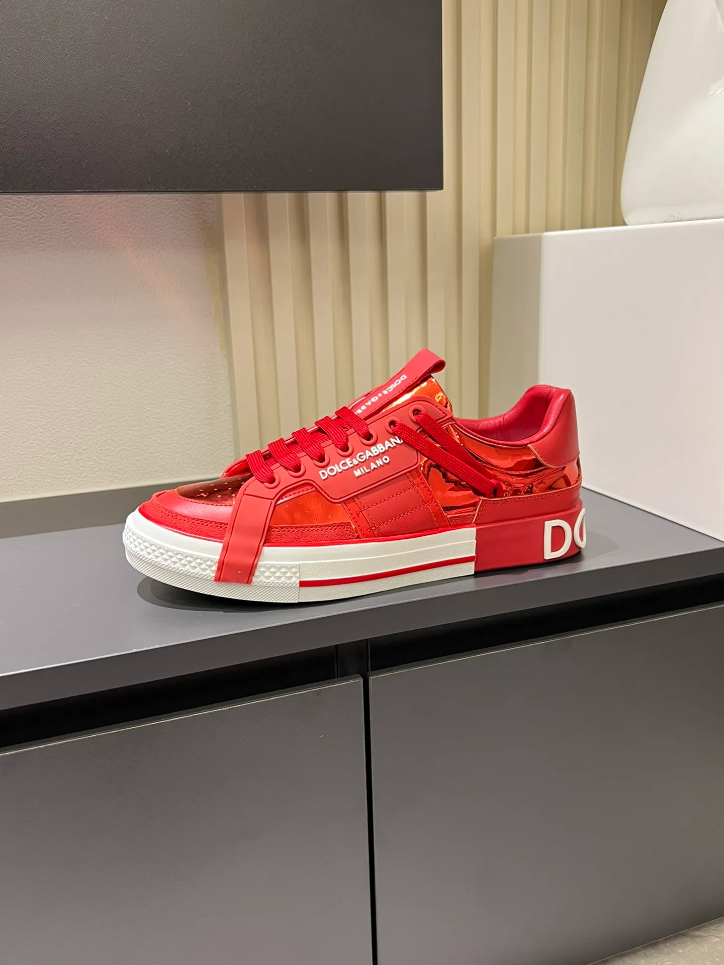 p480 Original order Couple model DG's new Custom 2.Zero sneakers combine the characteristic elements of the brand's two classic series, combining the simple and elegant silhouette of Portofino with the urban and capable attitude of Miami. Calfskin upper with contrasting details, micro-injection rubber logo on the side, laminated Dauphine leather heel, sheepskin lining, original outsole Size: Women's 35-40 (34, 41 can be ordered), Men's 38-44 (45, 46 can be customized)